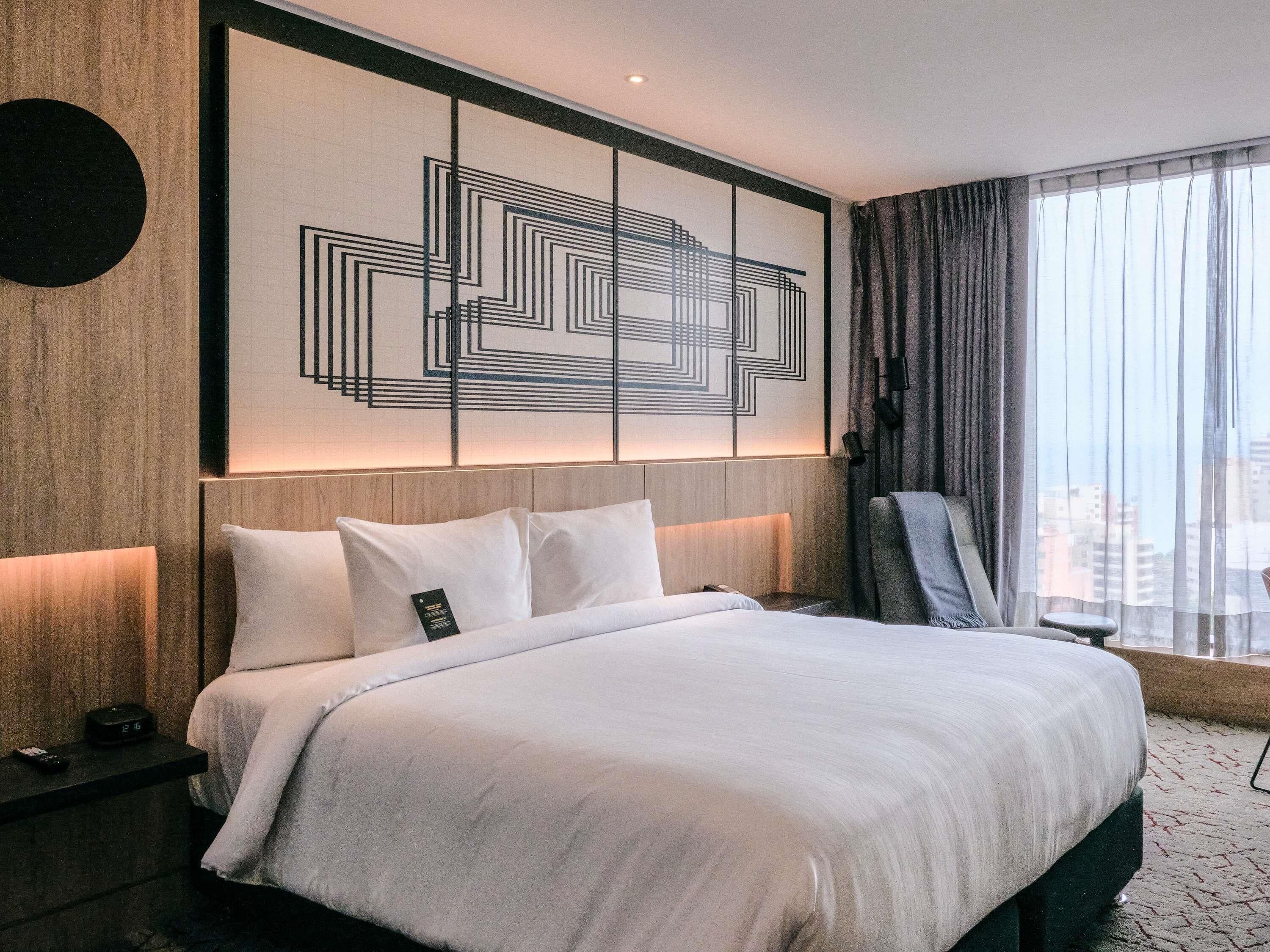 Deluxe Room, 1 King Bed (Premium, Executive Lounge access) | Hypo-allergenic bedding, minibar, in-room safe, desk