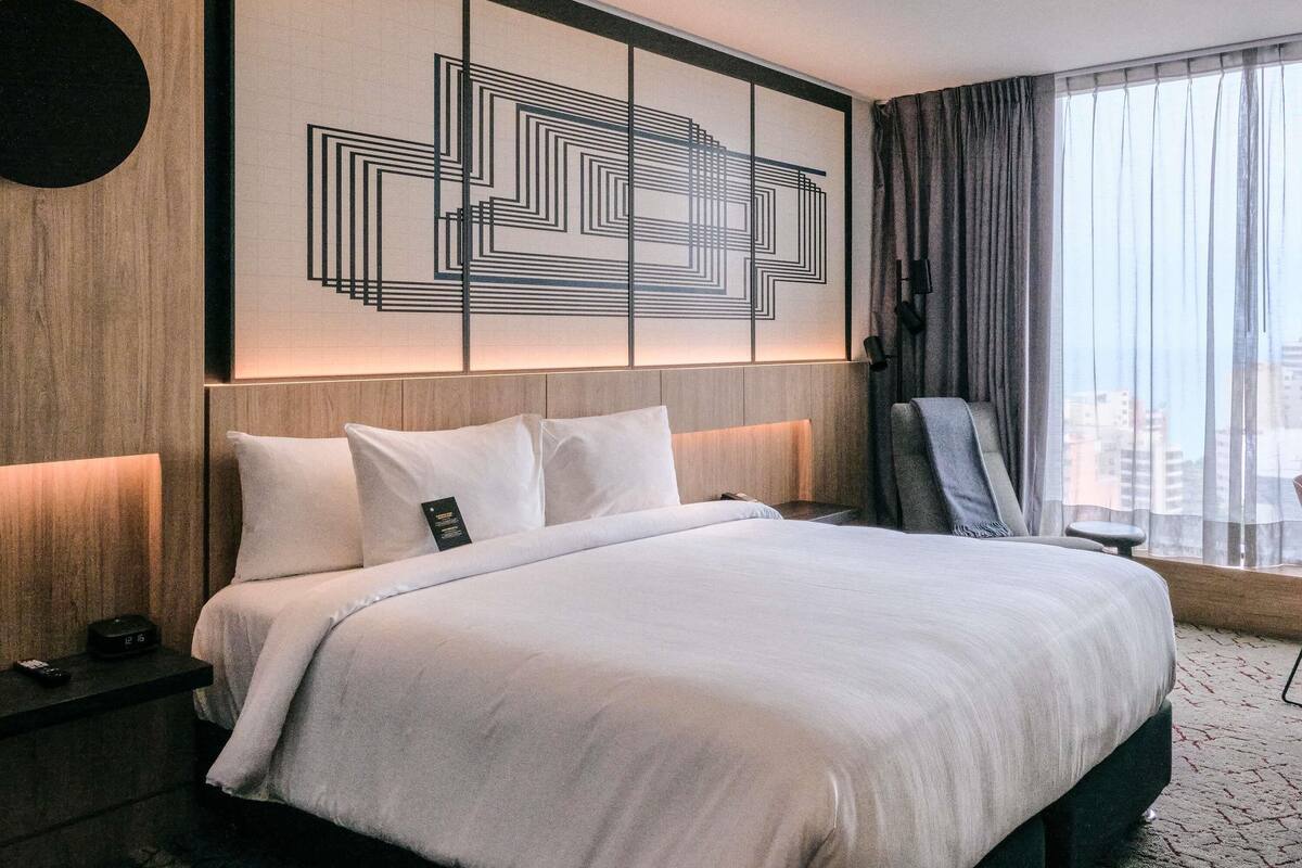Hypo-allergenic bedding, minibar, in-room safe, desk