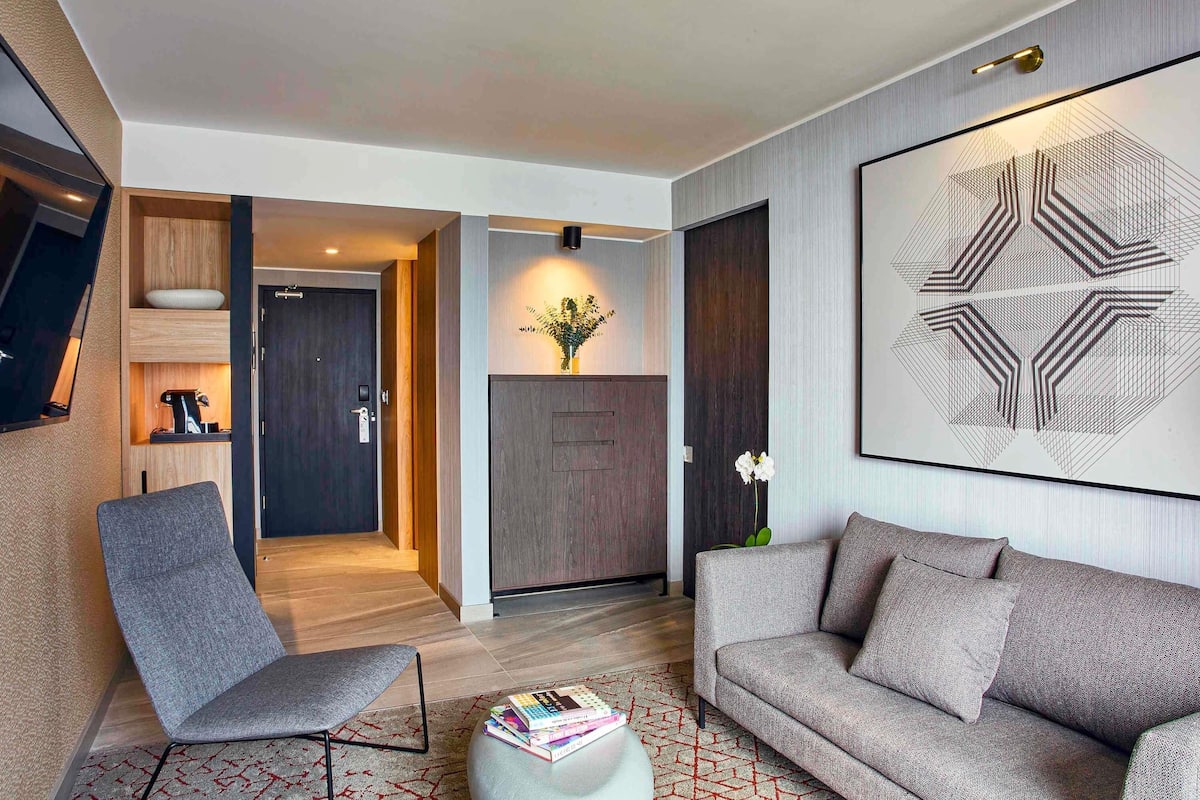 Executive Suite, 1 King Bed, Club lounge access | Hypo-allergenic bedding, minibar, in-room safe, desk