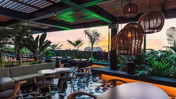 2 bars/lounges