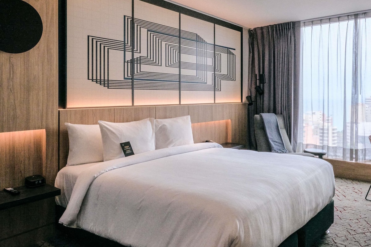 Hypo-allergenic bedding, minibar, in-room safe, desk