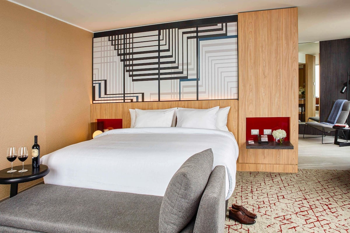 Suite junior, 1 cama King size (Executive Lounge access) | Ropa de cama hipoalergénica y minibar