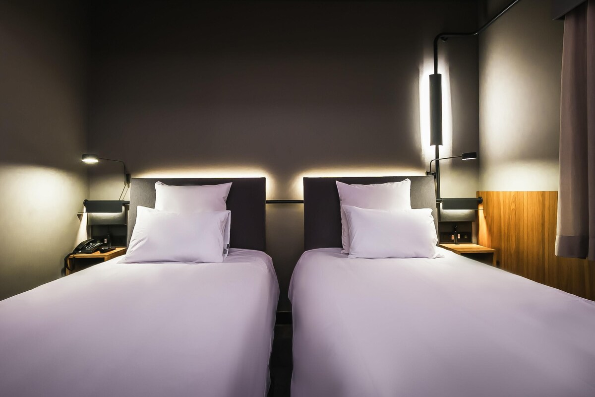 Rom – standard, 2 enkeltsenger | Minibar, lydisolert, wi-fi (inkludert) og sengetøy