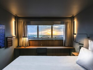 Standard Room, 1 King Bed | Minibar, soundproofing, free WiFi, bed sheets