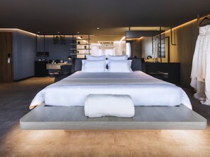 A modern hotel bedroom with a large bed, bedside tables, a wardrobe, and a mirror. - Novotel Lencois Paulista (Lencois Paulista)