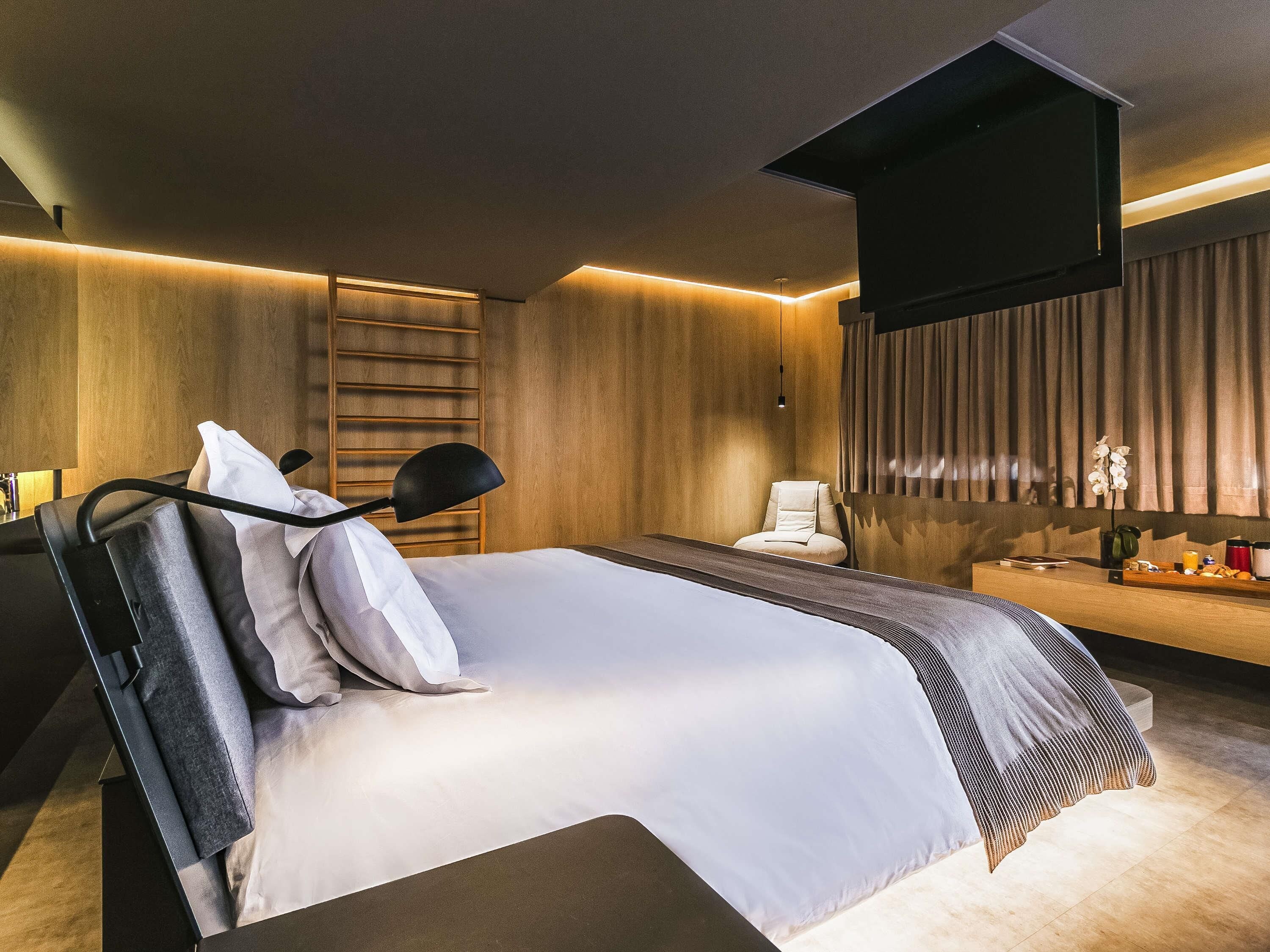 Suite, 1 King Bed, Bathtub (Master) | Minibar, soundproofing, WiFi (free), bed sheets