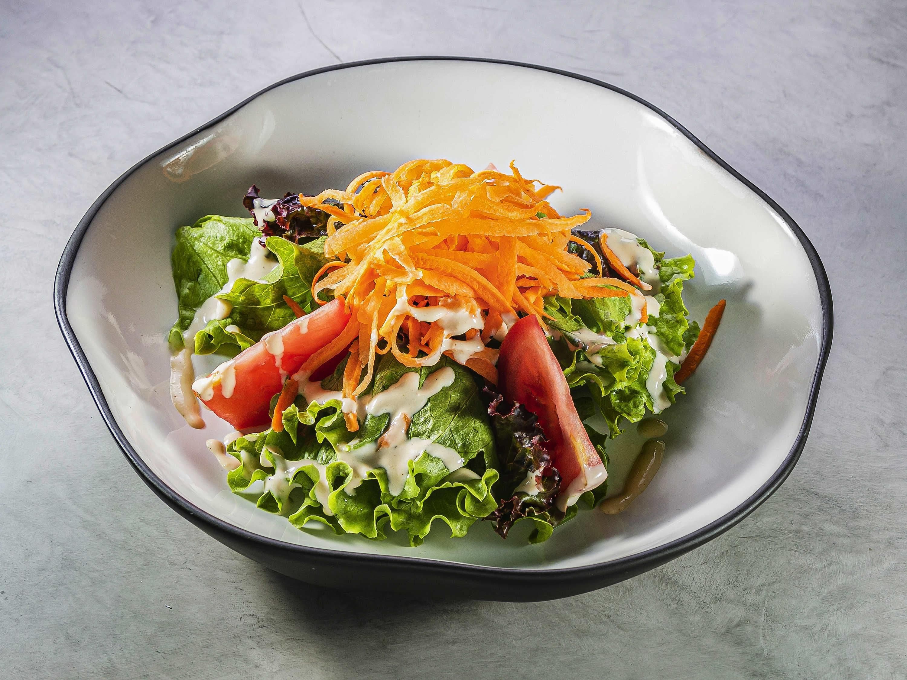 Ensalada con lechuga, zanahorias y tomates.