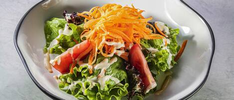 Ensalada con lechuga, zanahorias y tomates.