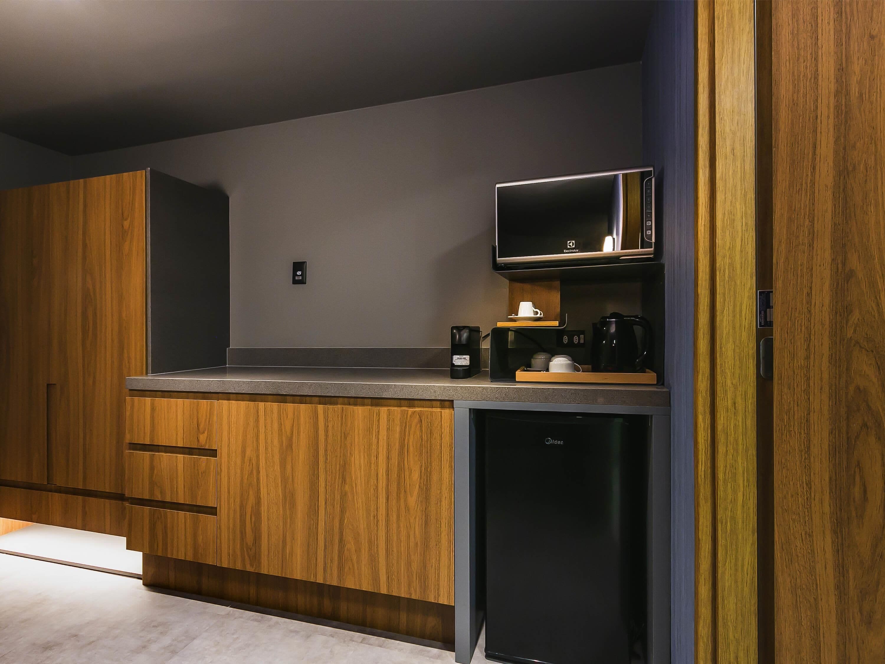 executive room, 1 king bed, microwave | miscellaneous