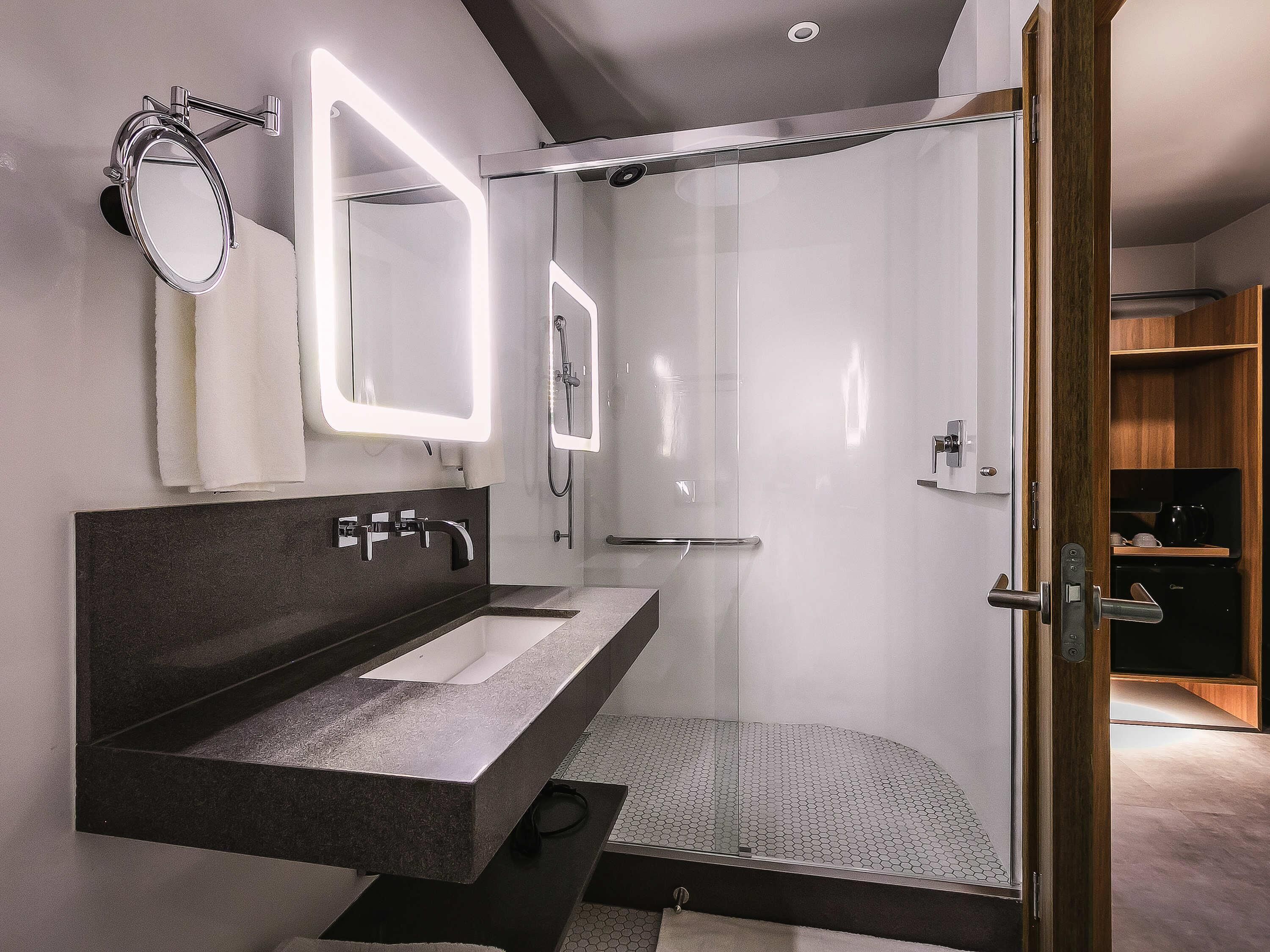 Rom – standard, 1 kingsize-seng | Minibar, lydisolert, wi-fi (inkludert) og sengetøy