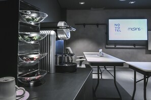 A modern conference room with a projection screen displaying "NO VOTEL" and "moons". - Novotel Lencois Paulista (Lencois Paulista)
