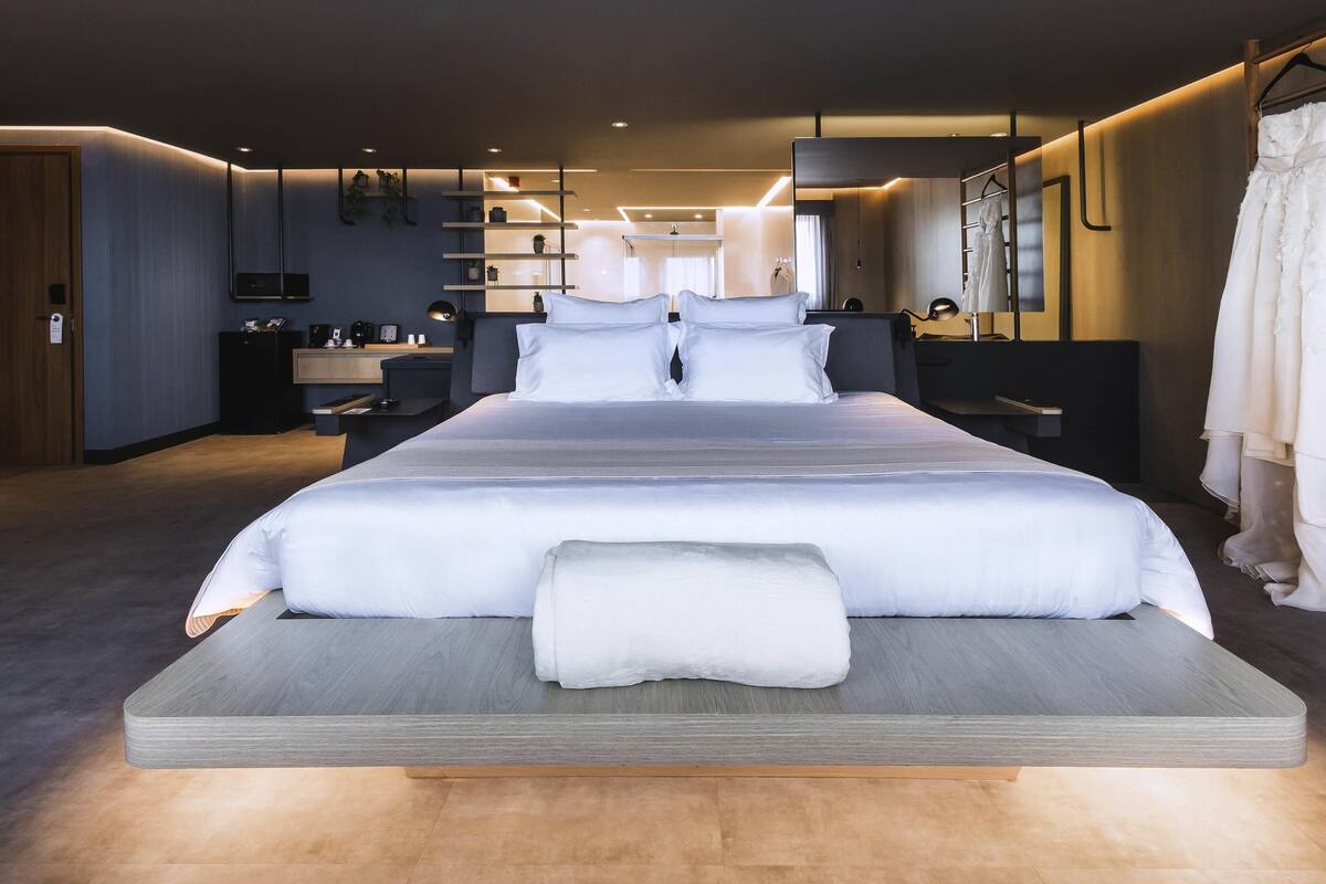 suite, 1 king bed, bathtub (master) | minibar, soundproofing, free wifi, bed sheets