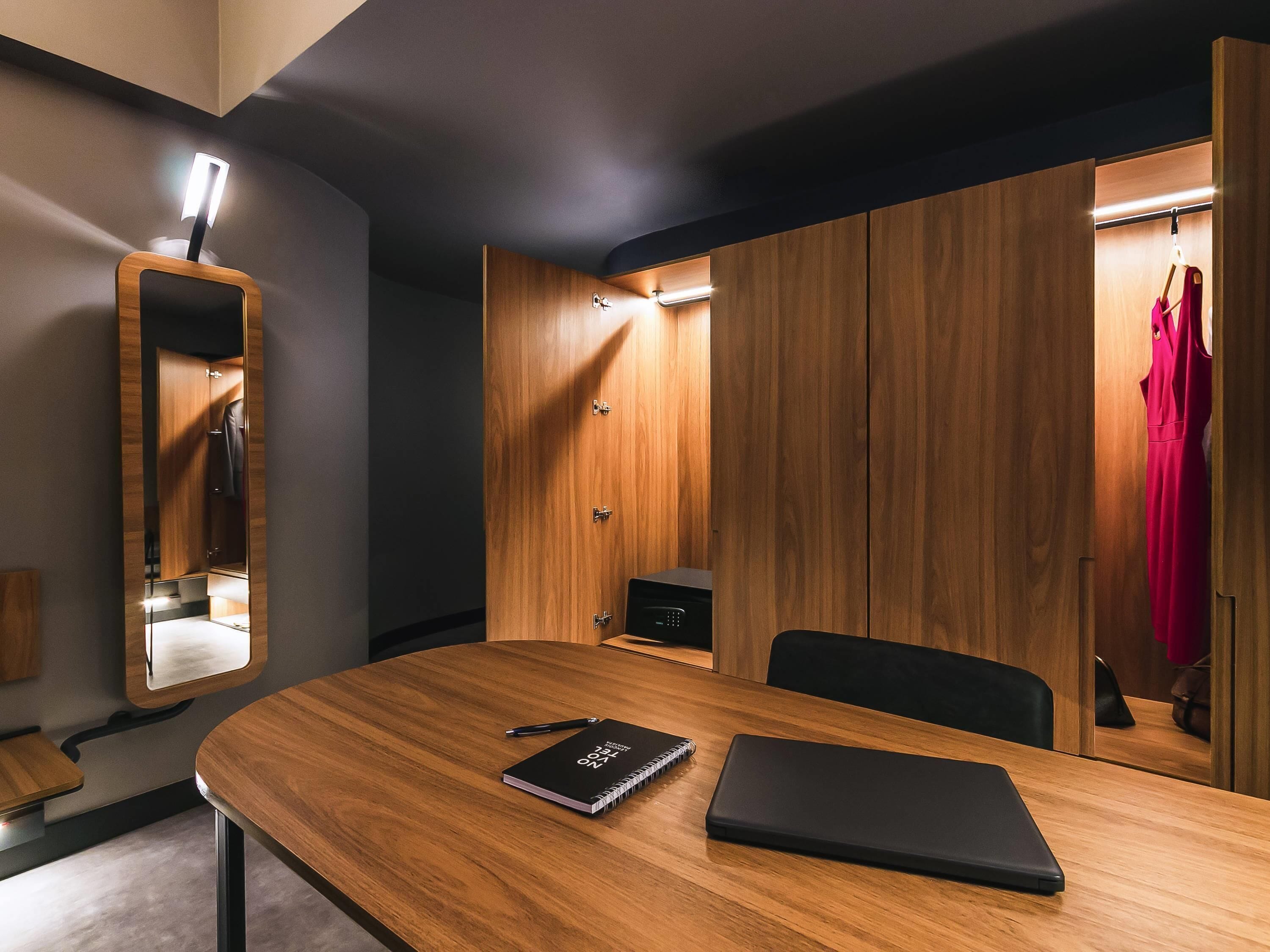 executive room, 1 king bed, microwave | miscellaneous