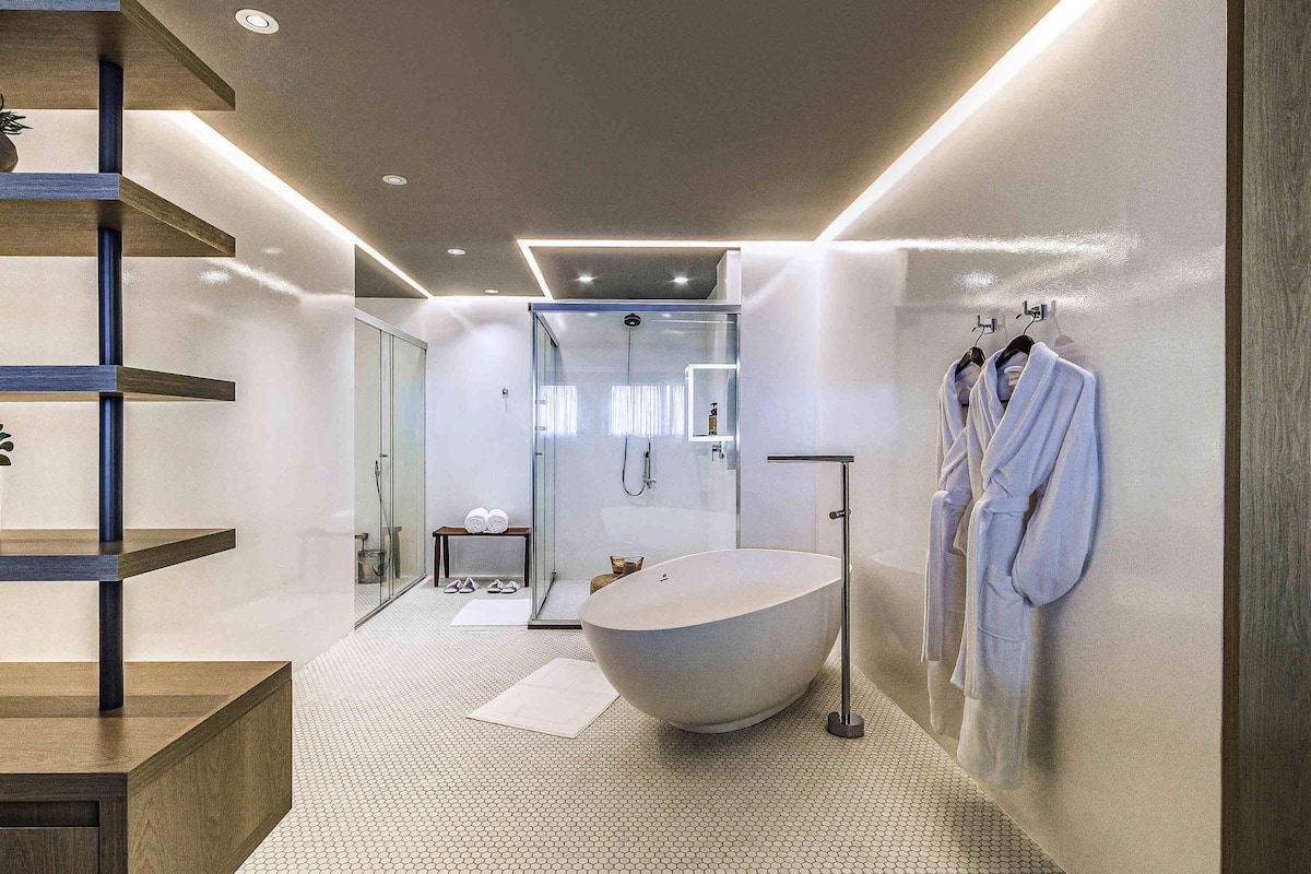 suite, 1 king bed, bathtub (master) | minibar, soundproofing, free wifi, bed sheets