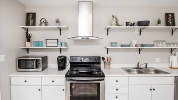 冰箱、微波炉、烤箱、炉灶