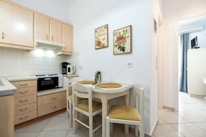Apartamento | Cozinha privada | Talheres/pratos/utensílios de cozinha