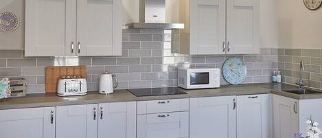 Mikrowelle, Geschirrspüler, Wasserkocher, Toaster