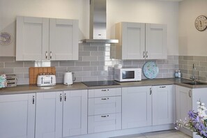 Microwave, dishwasher, electric kettle, toaster - Host & Stay | The Runswick (Whitby)