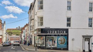 Vista de una calle con un edificio identificado como 'SPANTON' en la calle Brinswick.
