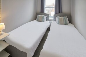 2 soverom, sengetøy av topp kvalitet, skrivebord og strykejern/-brett