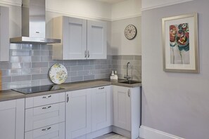 Microwave, dishwasher, coffee/tea maker, electric kettle