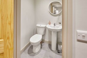 Badekar, hårføner og håndklær