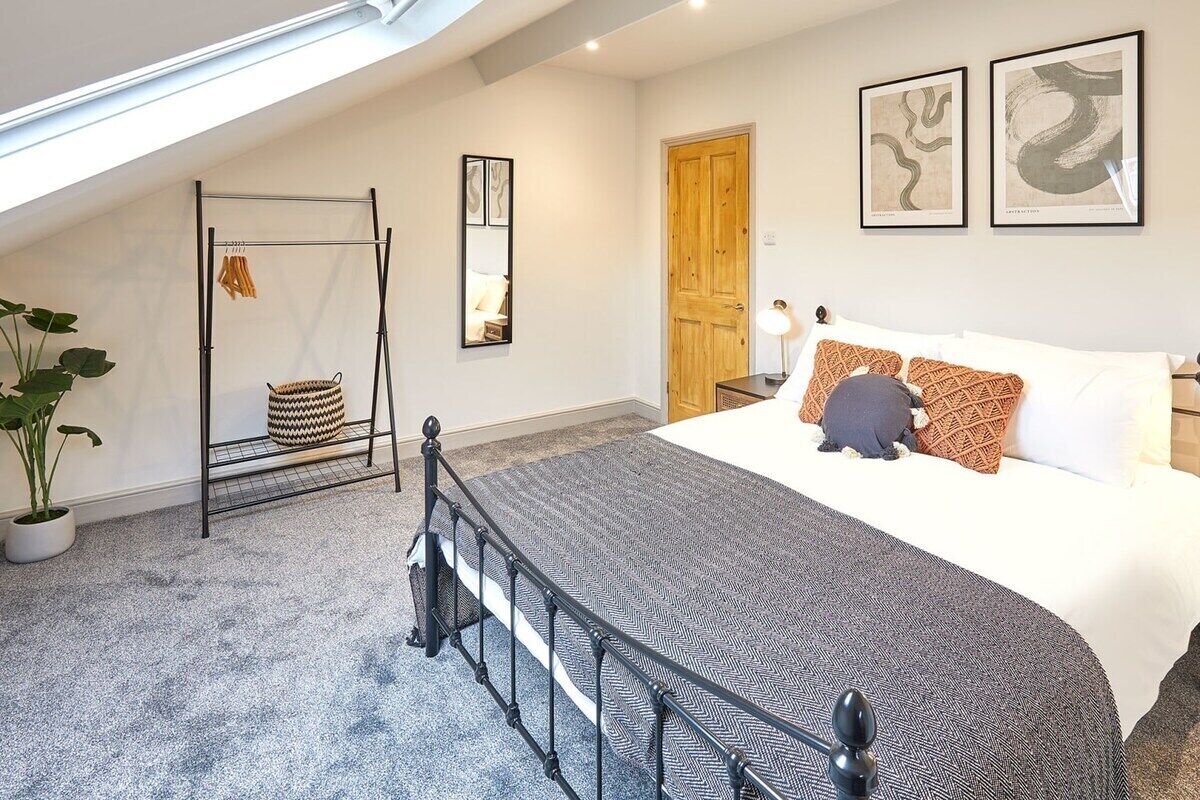 4 bedrooms, iron/ironing board, free WiFi, bed sheets