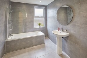 Kylpyamme, hiustenkuivaaja, pyyhkeet