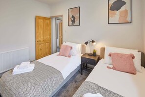 4 Schlafzimmer, Bügeleisen/Bügelbrett, kostenloses WLAN, Bettwäsche