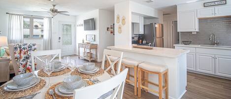 Frigorífico, microondas, horno y placa de cocina