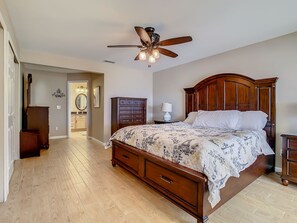 4 bedrooms, desk, iron/ironing board, free WiFi