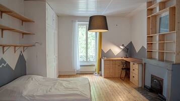 1 dormitorio, tabla de planchar con plancha, wifi y ropa de cama