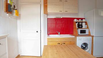 Frigorífico, horno y cafetera o tetera