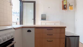 Frigorífico, horno y cafetera o tetera