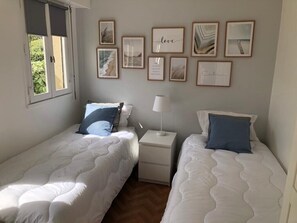 2 bedrooms, iron/ironing board, WiFi