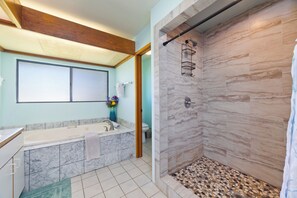 Combined shower/tub, hair dryer, towels - Large Home in Waikoloa Village | 5-Bedrooms | Newly Updated with AC (Waikoloa)