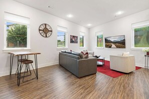 TV, offices - Razorblock South - 1 mi from DT - 3 blocks to UofA (Fayetteville)
