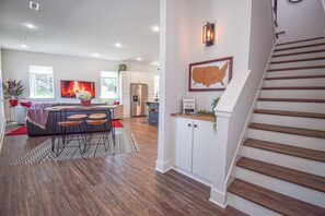 Interior - Razorblock South - 1 mi from DT - 3 blocks to UofA (Fayetteville)