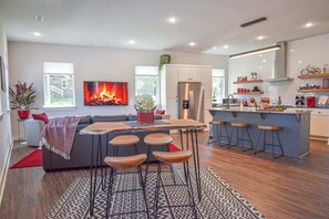 Interior - Razorblock South - 1 mi from DT - 3 blocks to UofA (Fayetteville)