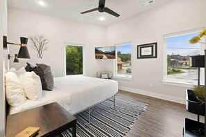 4 bedrooms, iron/ironing board, WiFi, bed sheets - Razorblock South - 1 mi from DT - 3 blocks to UofA (Fayetteville)