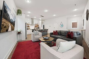 TV, offices - Razorblock South - 1 mi from DT - 3 blocks to UofA (Fayetteville)