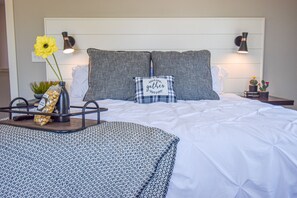 4 bedrooms, iron/ironing board, WiFi, bed sheets - Razorblock South - 1 mi from DT - 3 blocks to UofA (Fayetteville)