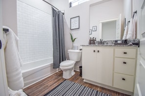 Baignoire, sèche-cheveux