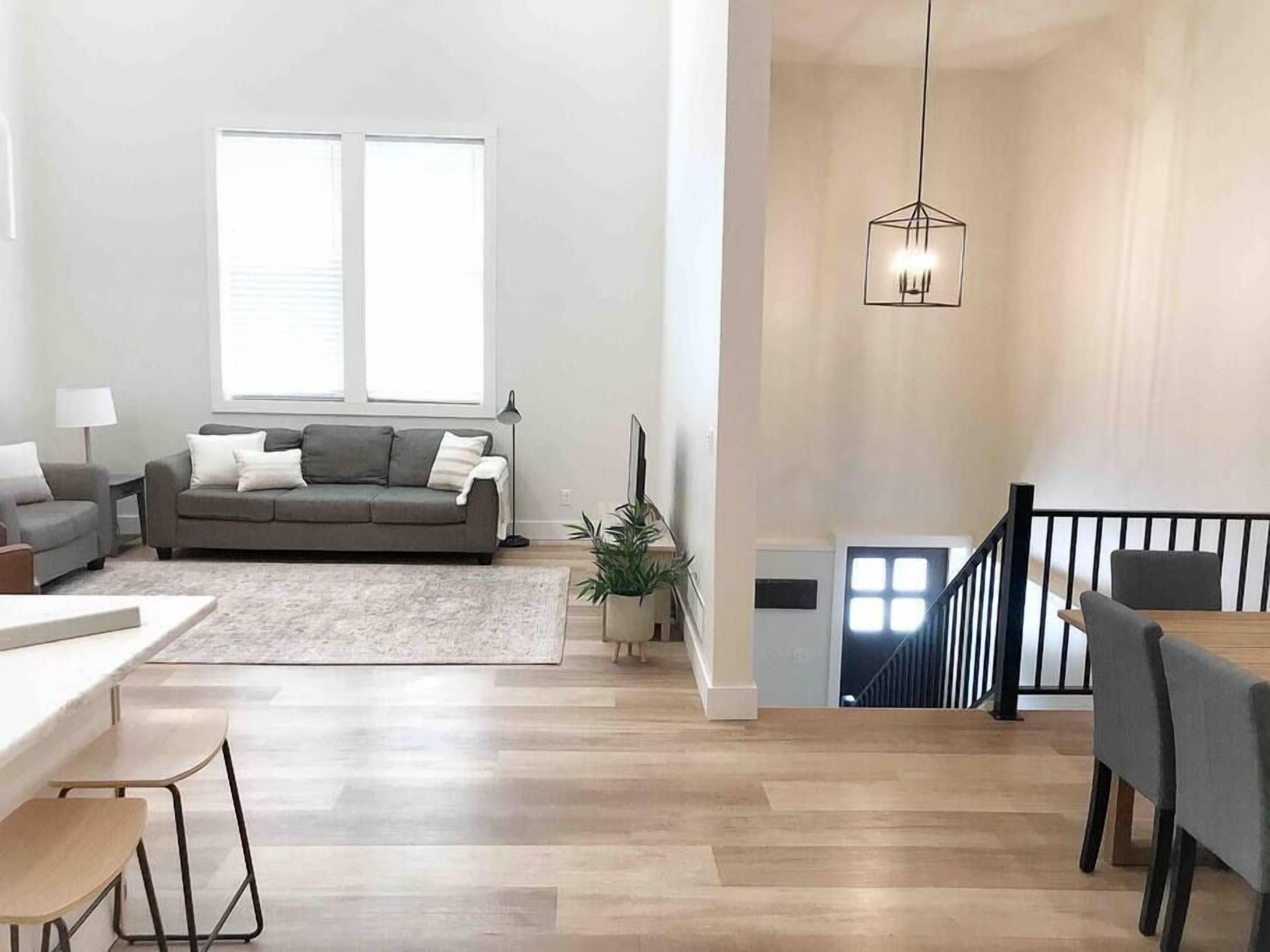 Renovated Townhouse On The Water #4