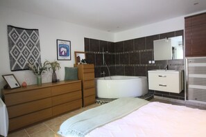 4 chambres, fer et planche à repasser, lit parapluie, Wi-Fi gratuit