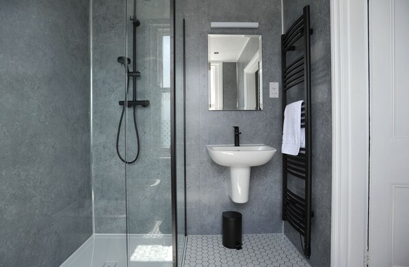 Bathtub, bidet