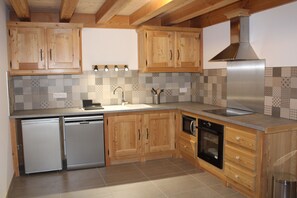 Een koelkast, een microgolfoven, een oven, een kookplaat