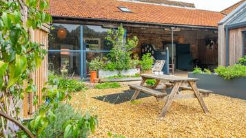 Sam's Cottage: Fully enclosed courtyard at Sam's Cottage