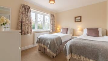 3 habitaciones, tabla de planchar con plancha, internet y ropa de cama