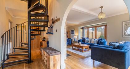 A delightful cottage conveniently located down a quite lane in the village